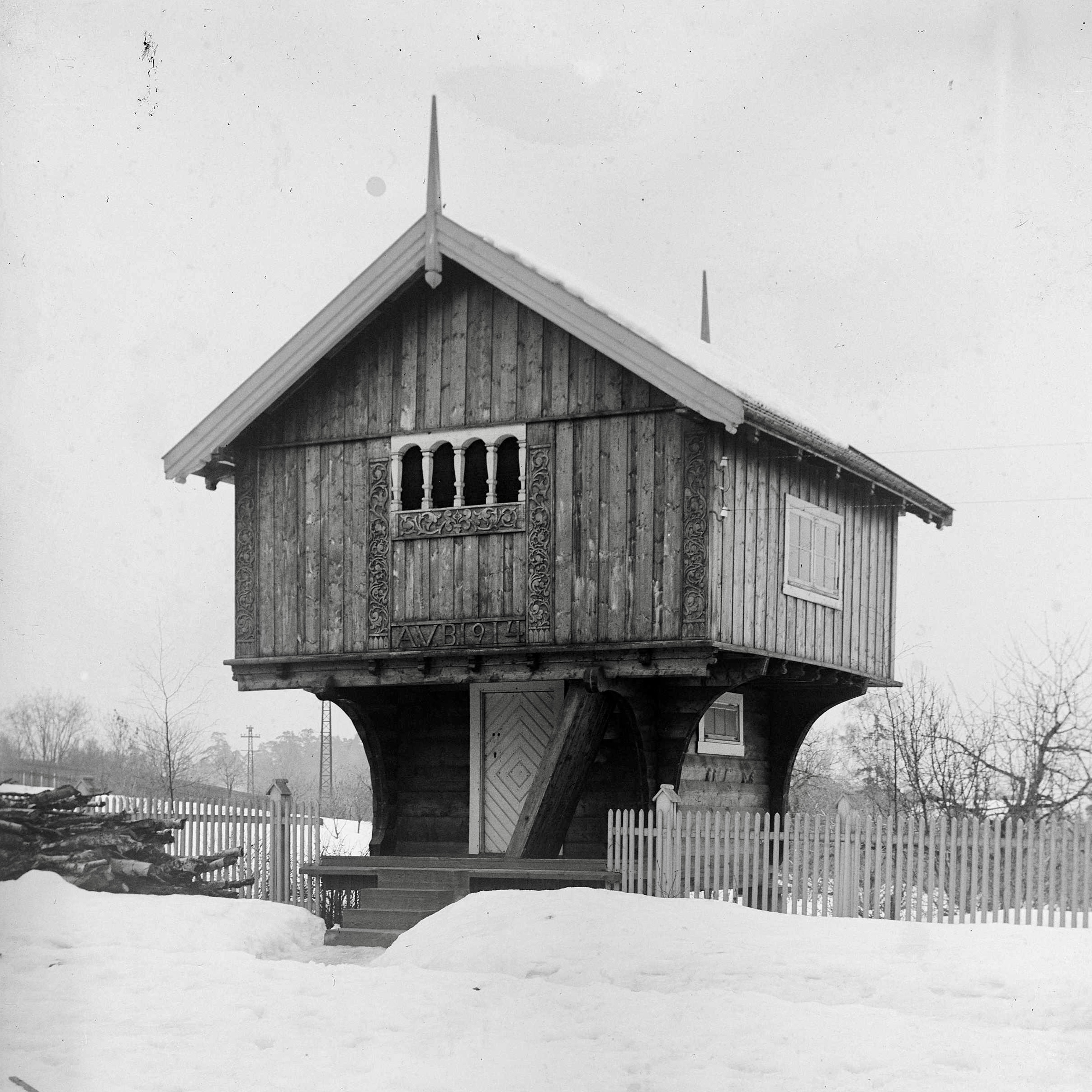 Stabbur on Lilleaker farm, built in 1914. 📸: Eyvind Botolfsen, 1920.